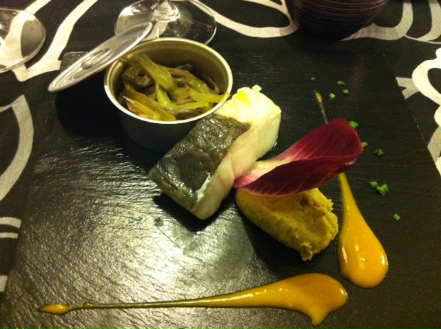 Malkebien Lomo de Bacalao de Islandia con Humus de Alubia Verdina y Curry, Salteado de Seta de Cardo y Apio y Cremoso de Mango y Cardamomo